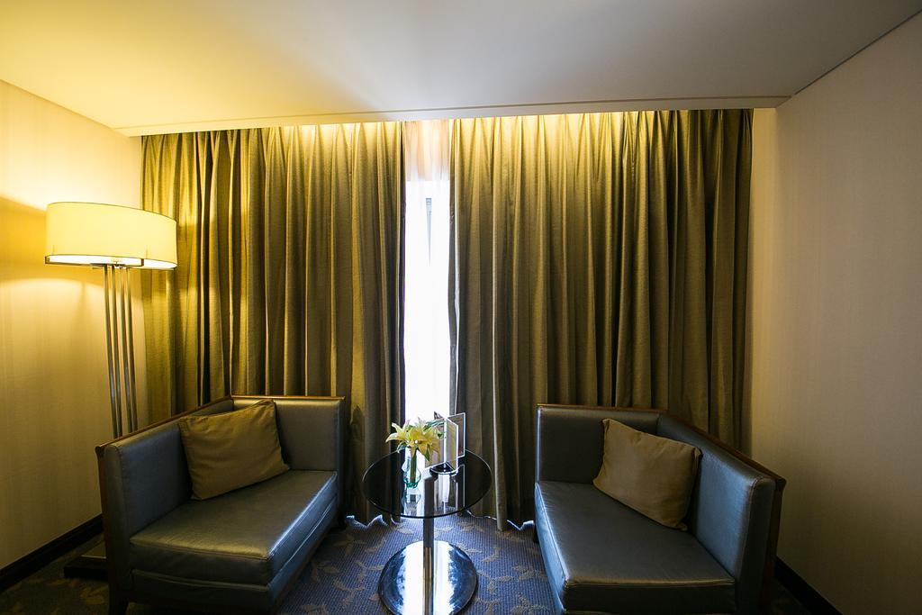 Evergreen Plaza Hotel - Tainan Zimmer foto A room at the hotel