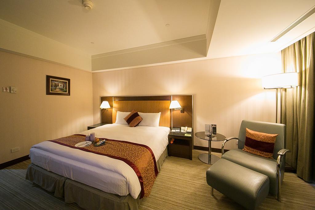 Evergreen Plaza Hotel - Tainan Zimmer foto A room at the hotel