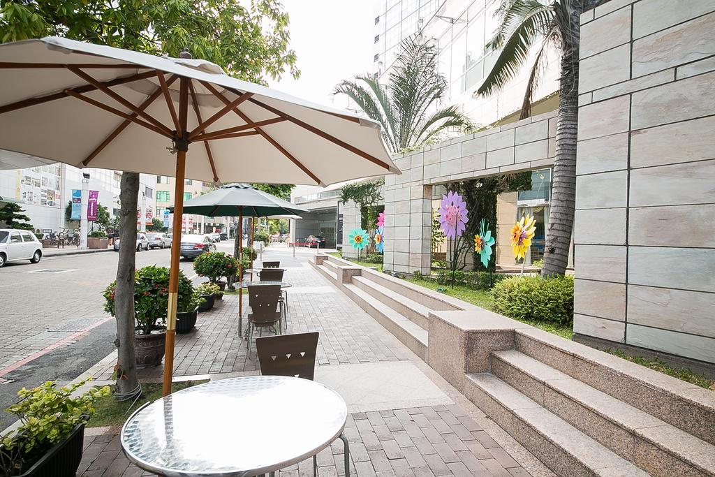 Evergreen Plaza Hotel - Tainan Exterior foto The outdoor seating area