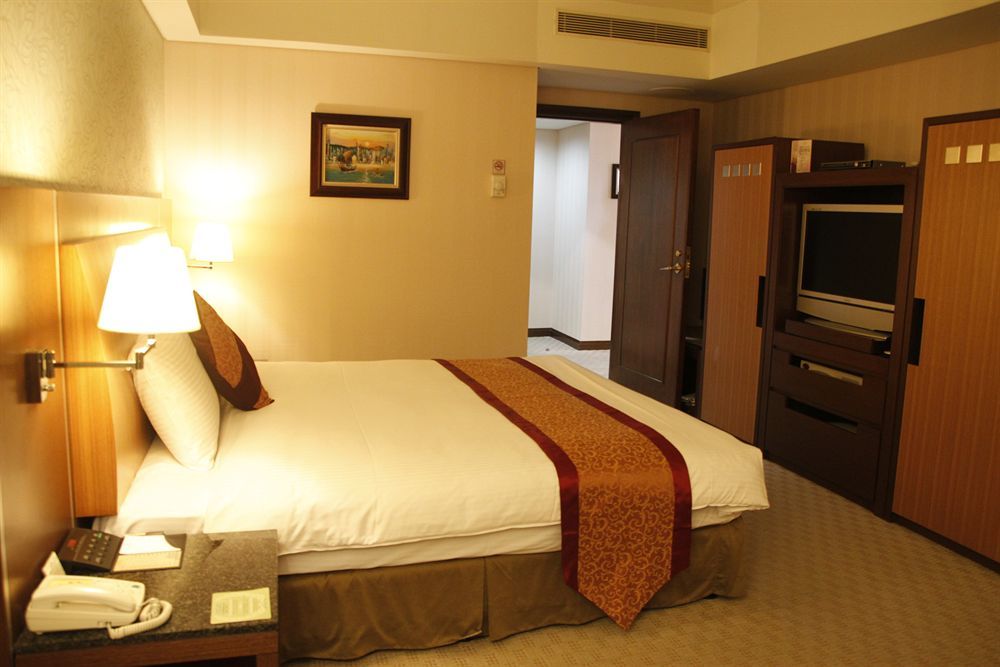 Evergreen Plaza Hotel - Tainan Exterior foto A bedroom in a hotel