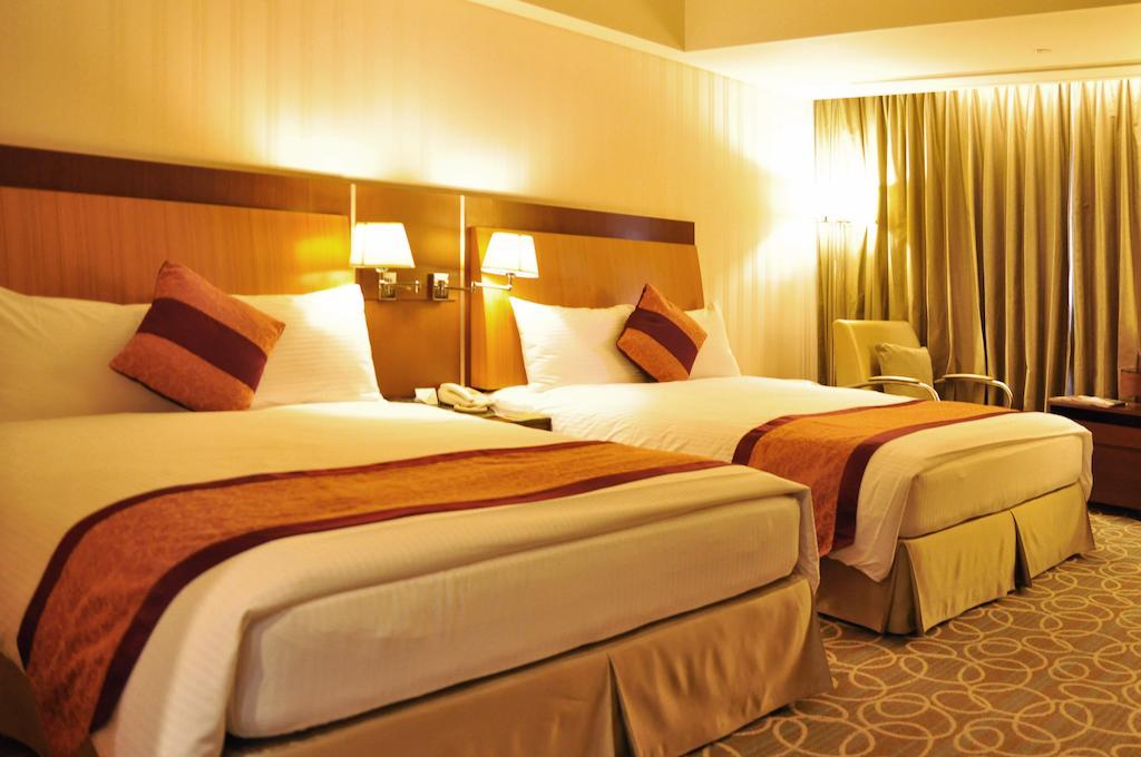 Evergreen Plaza Hotel - Tainan Zimmer foto A room at the hotel