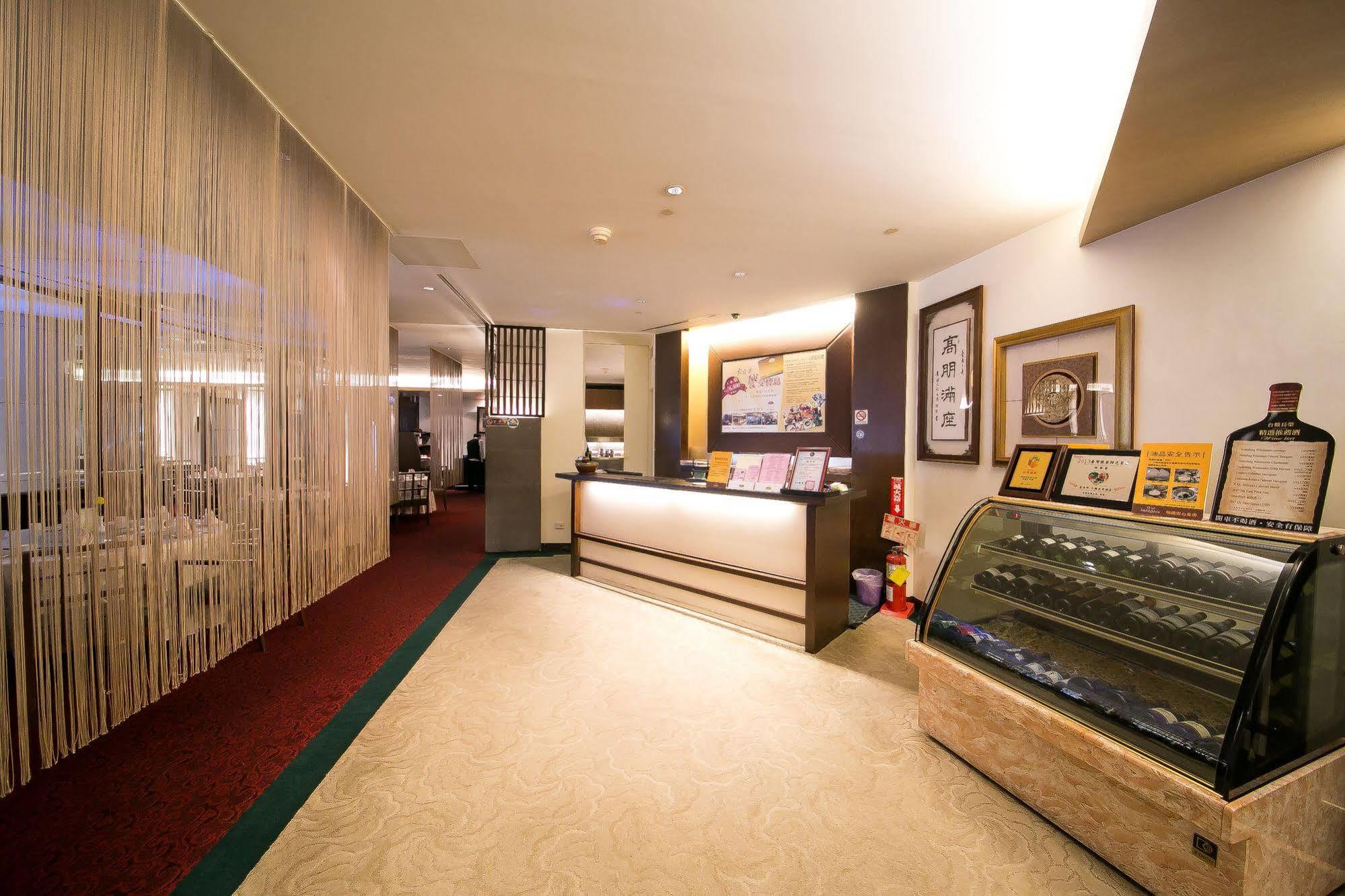 Evergreen Plaza Hotel - Tainan Exterior foto The interior of the lounge