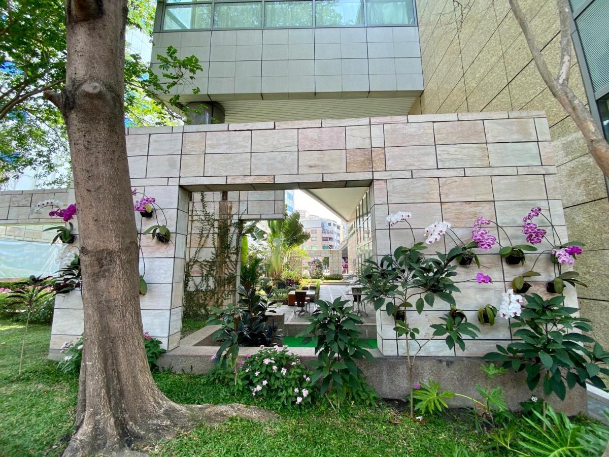 Evergreen Plaza Hotel - Tainan Exterior foto The entrance to the museum