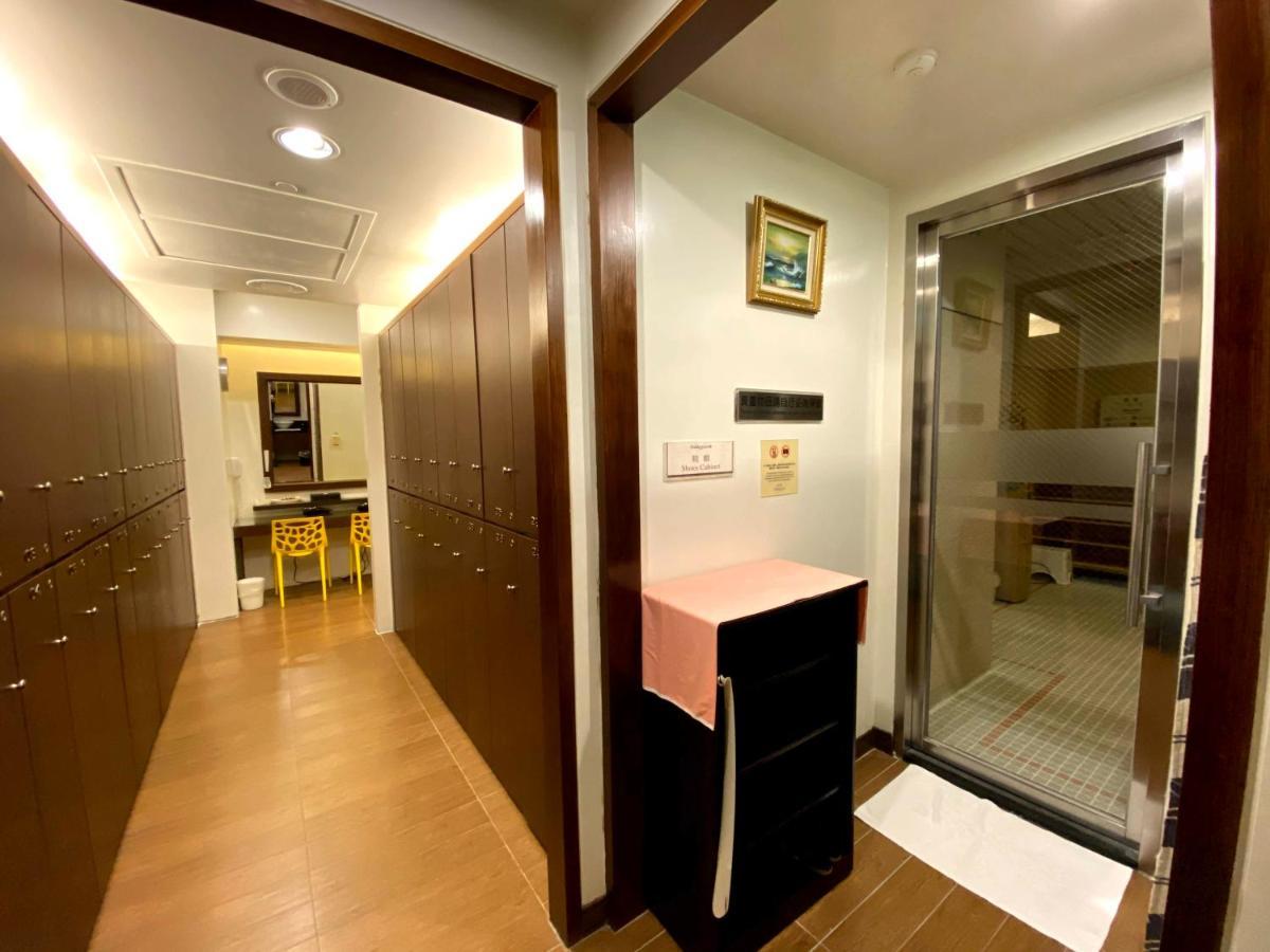 Evergreen Plaza Hotel - Tainan Exterior foto A typical locker room at a public bath